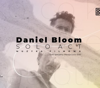 zdjęcie, portret mężyczyzny - odbicie w kałuży, napis: Daniel Bloom Solo Act 