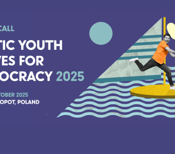 niebieska grafika, człowiek na sup-ie z wiosłem na graficznie narysowanych morzu, falach, napis "open call baltic touth waves for democracy"
