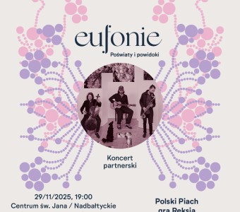 jasnoszara grafika, pastelowe różowo-fioletowe motywy kwiatowe, na środku zdjęcie 3 mężczyzn z instrumentami (wiolonczela, gitara, saksofon), napis "Eufonie"