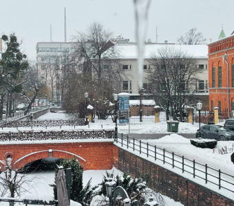 zdjęcie zimowej aury na straym mieście w gdańsku. Widok na kanał Raduni, po prawej fragment Ratusza Staromiejskiego