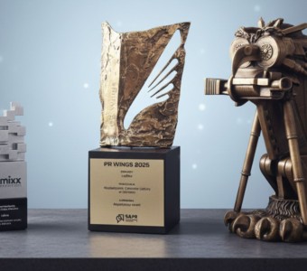 zdjęcie trzech statuetek