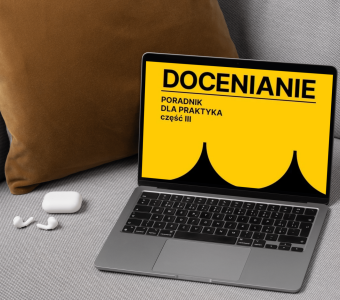 zdjęcie laptopa na kanapie, obok słuchawki, na monitorze fragment okładki i napis "docenianie. poradnik dla praktyka cz. III"