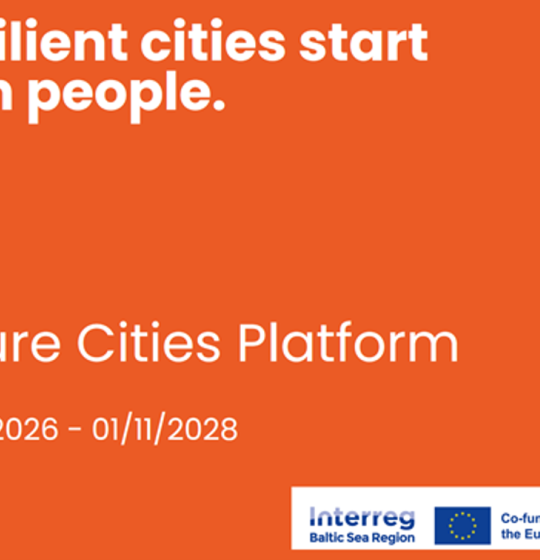Grafika promująca „Future Cities Platform”. Na pomarańczowym tle znajduje się biały napis „Resilient cities start with people.” oraz poniżej „Future Cities Platform”. Widoczny jest także zakres dat „01/07/2026 – 01/11/2028”. W prawym dolnym rogu umieszczono logo programu Interreg Baltic Sea Region oraz informację, że projekt jest współfinansowany przez Unię Europejską.