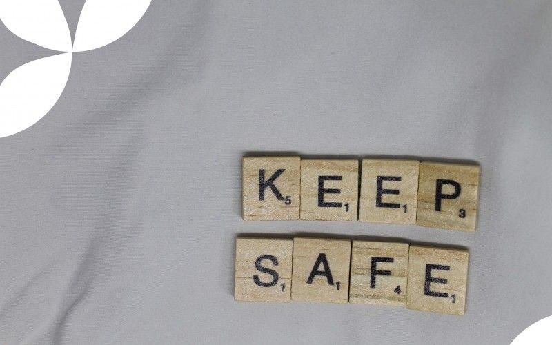zdjęcie z literkami scrabble ułożonymi w napis "stay safe" (bądź bezpieczny)
