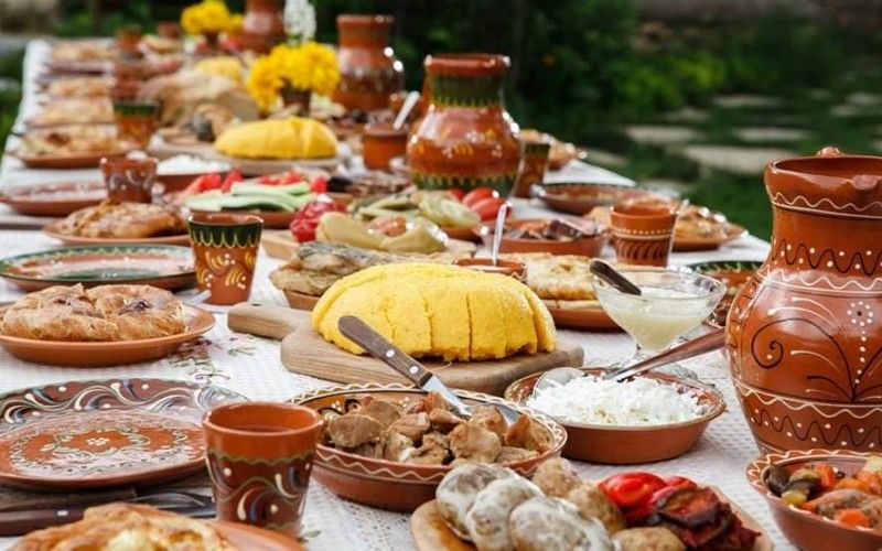Smaki kultury - kuchnia mołdawska. Film poświęcony kuchni i zwczajom mołdawskim. 22 grudnia 2022, premiera godz. 19:00. Grafika przedstawia stół na którym stoją mołdawskie potrawy. 