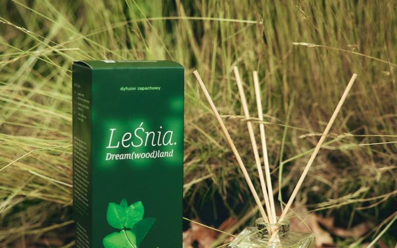 fotografia dyfuzora na trawie 